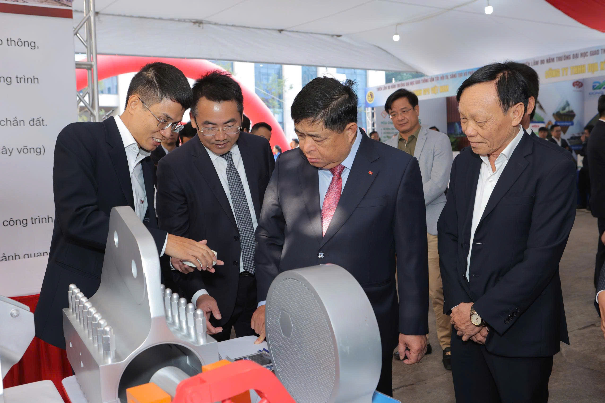 pho-thu-tuong-tham-quan-gian-hang