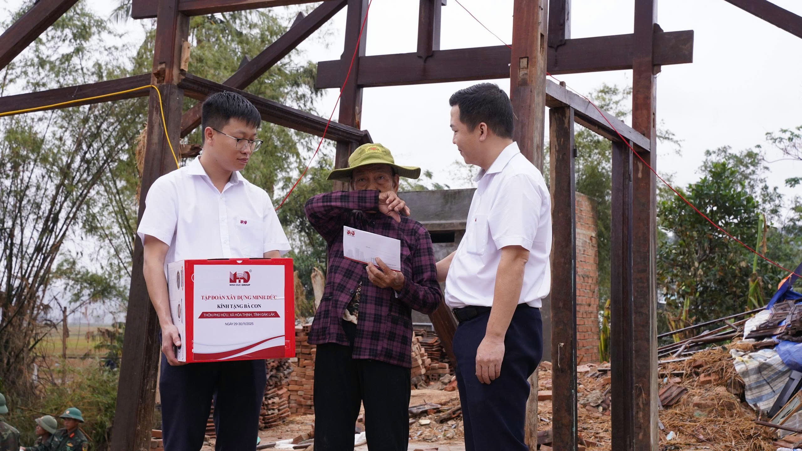 tap-doan-xay-dung-minh-duc-cuu-tro-dong-bao-tai-vung-ron-lu