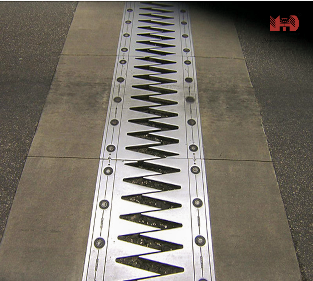 Khe co gian răng lược