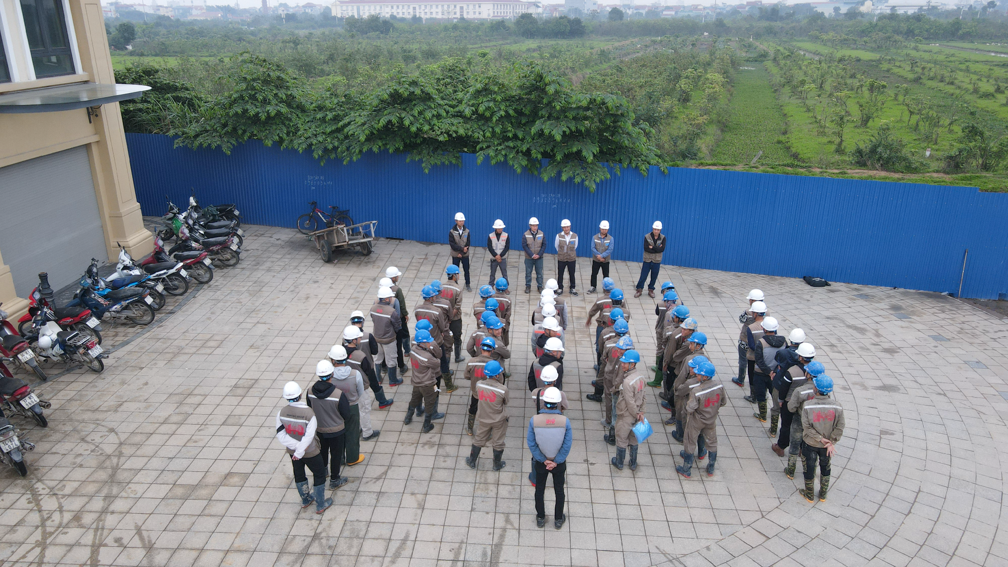 Buổi huấn luyện an toàn thi công do Tổ Công tác Đào tạo Minh Đức Group triển khai cho các tổ đội thi công tại dự án Vinhomes Dream City (Văn Giang, Hưng Yên).