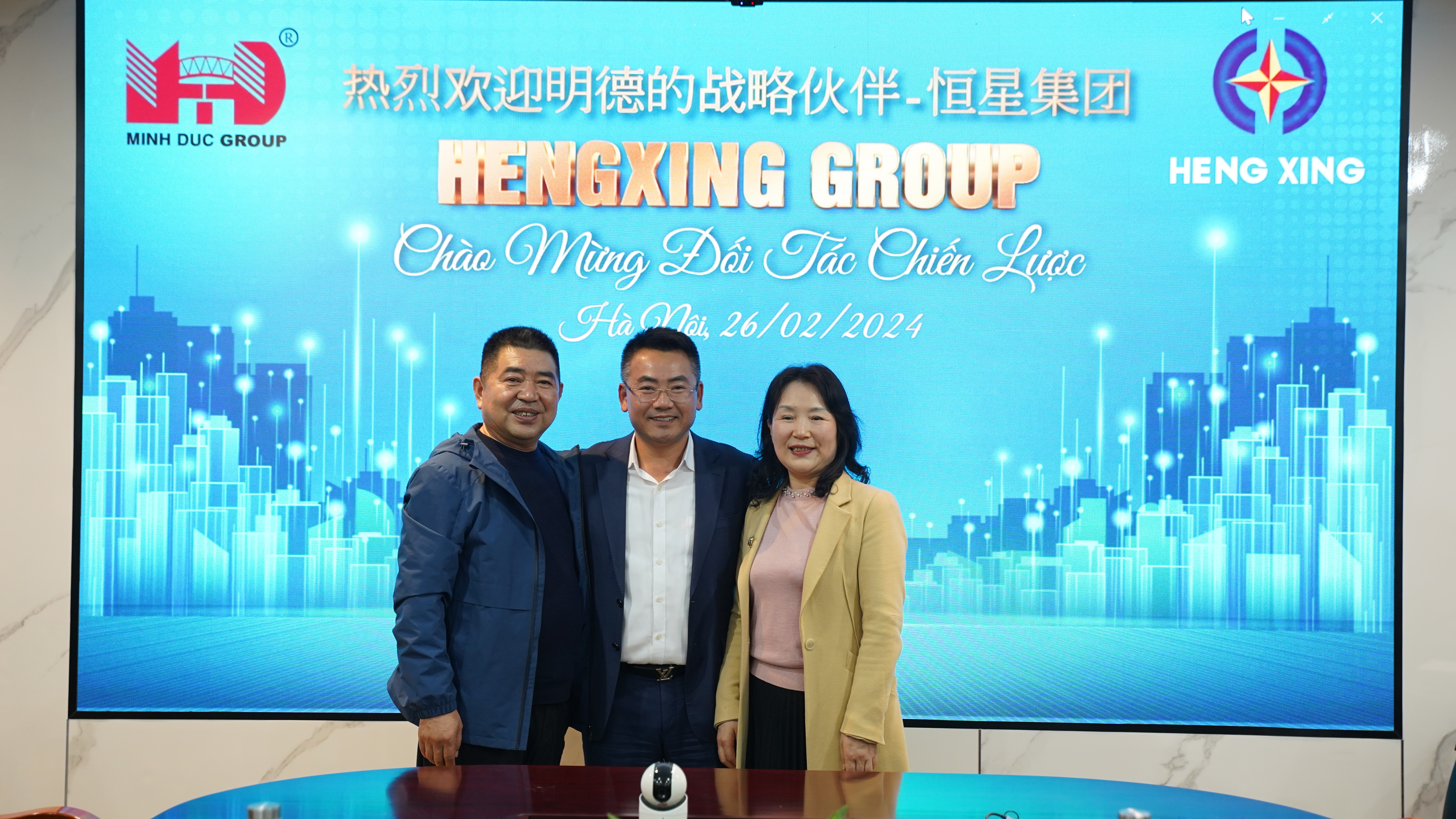 Chụp ảnh lưu niệm với đối tác