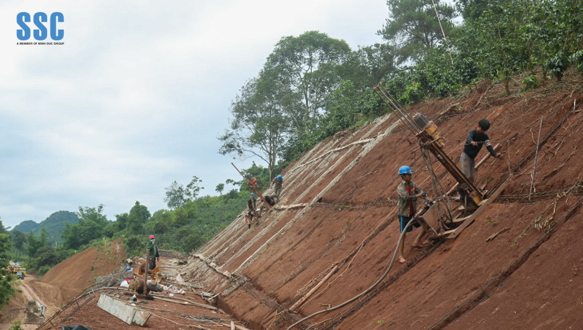 Phun bê tông gia cố mái dốc