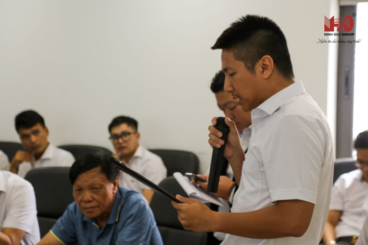 Ông Trần Quang Trung đọc quyết định bổ nhiệm vị trí trưởng phòng thiết kế Công ty TNHH Dự ứng lực Minh Đức