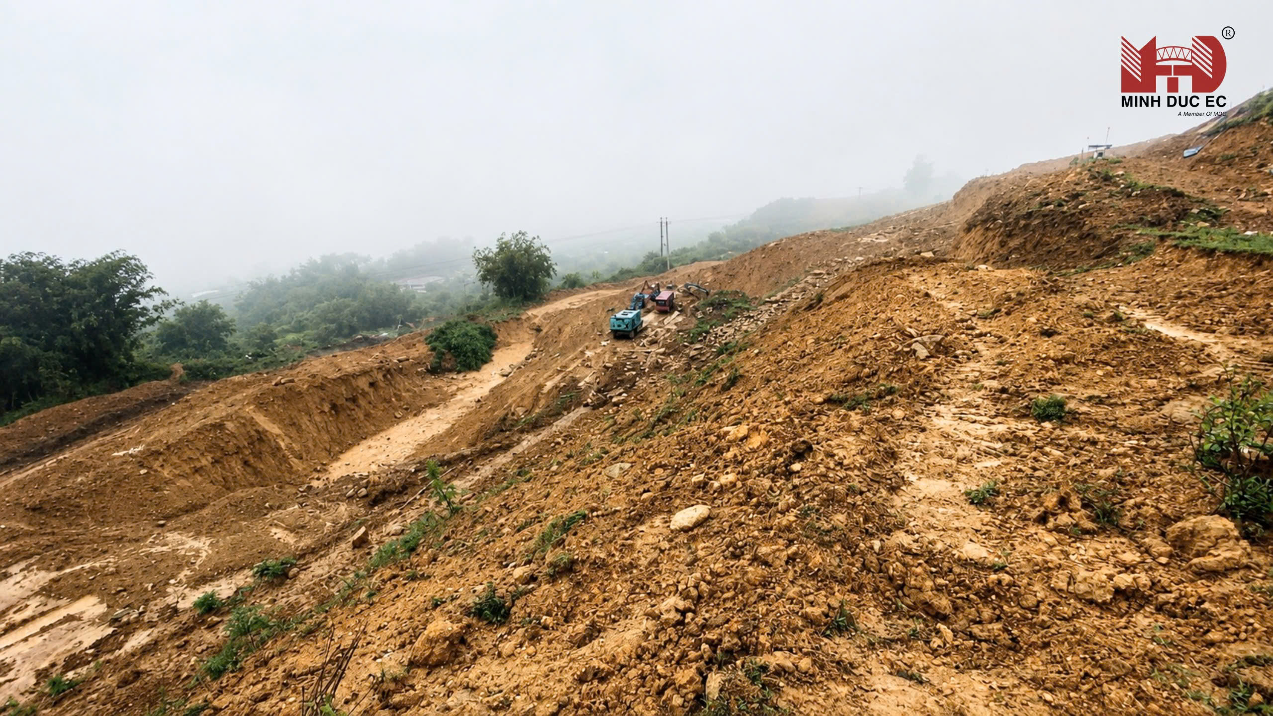 Hiện trạng mái dốc với độ dốc lớn, đất đá phong hóa mạnh và sình lầy. Một bài toán địa kỹ thuật thực sự thách thức