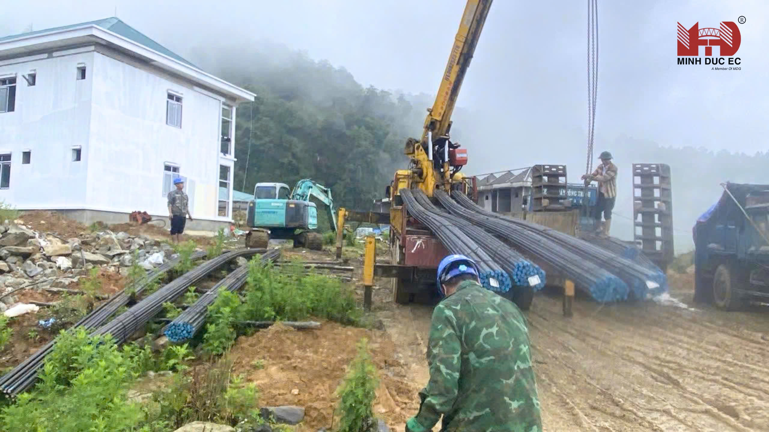 Bãi tập kết cốt thép được bố trí ngay tại mặt bằng thi công dẫu điều kiện không gian vô cùng hạn chế