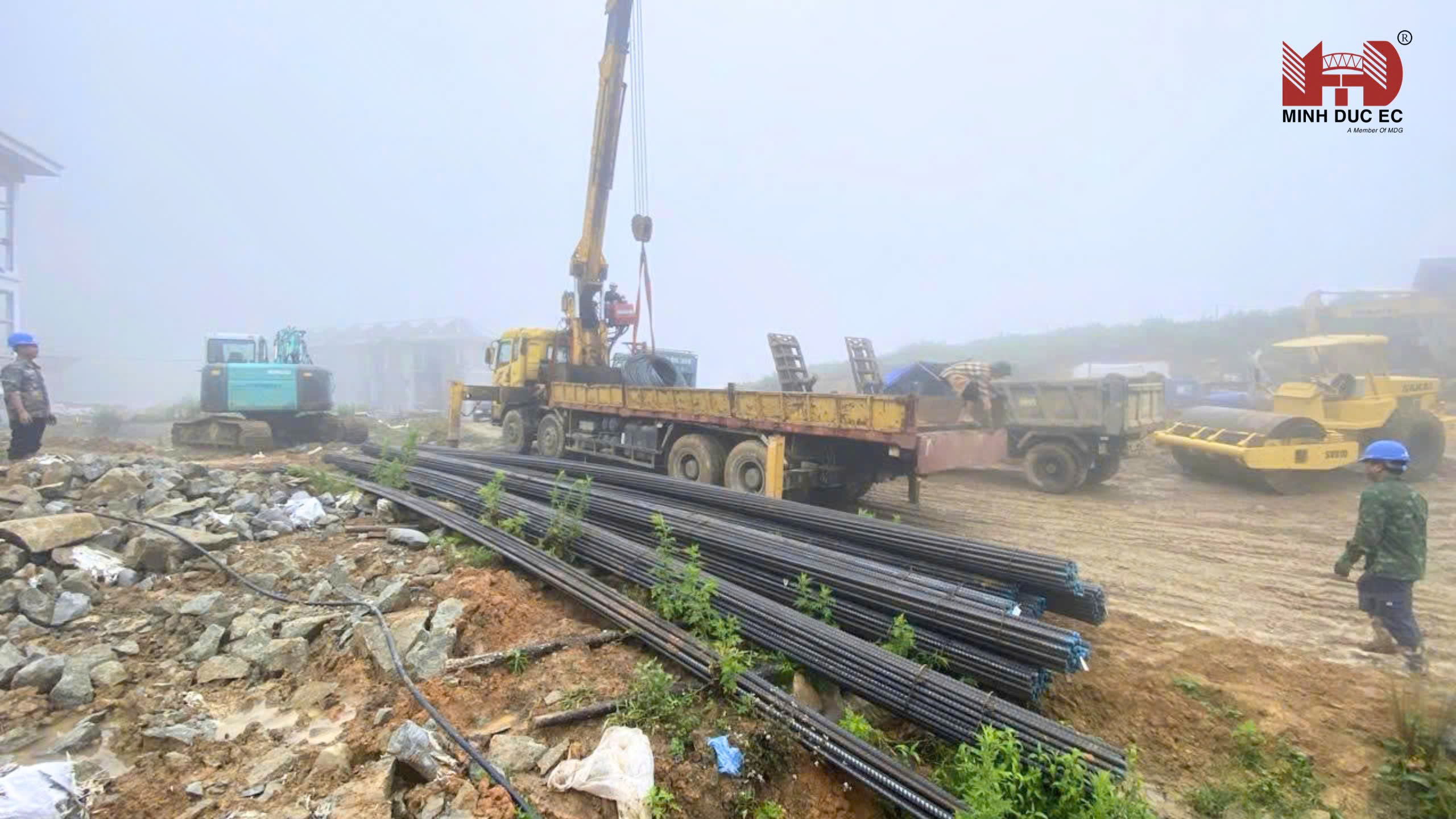 Dưới điều kiện mặt bằng bùn lầy trơn trượt, cẩu tự hành đang tiến hành bốc dỡ nguồn vật tư cốt lõi