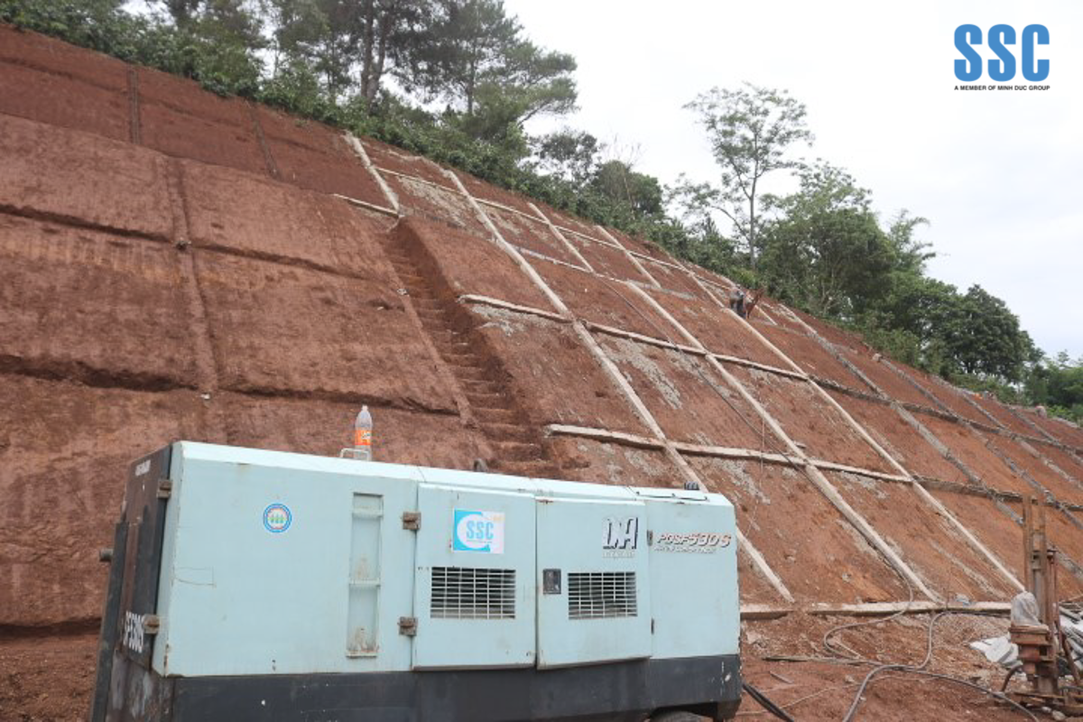Thi công gia cố mái dốc