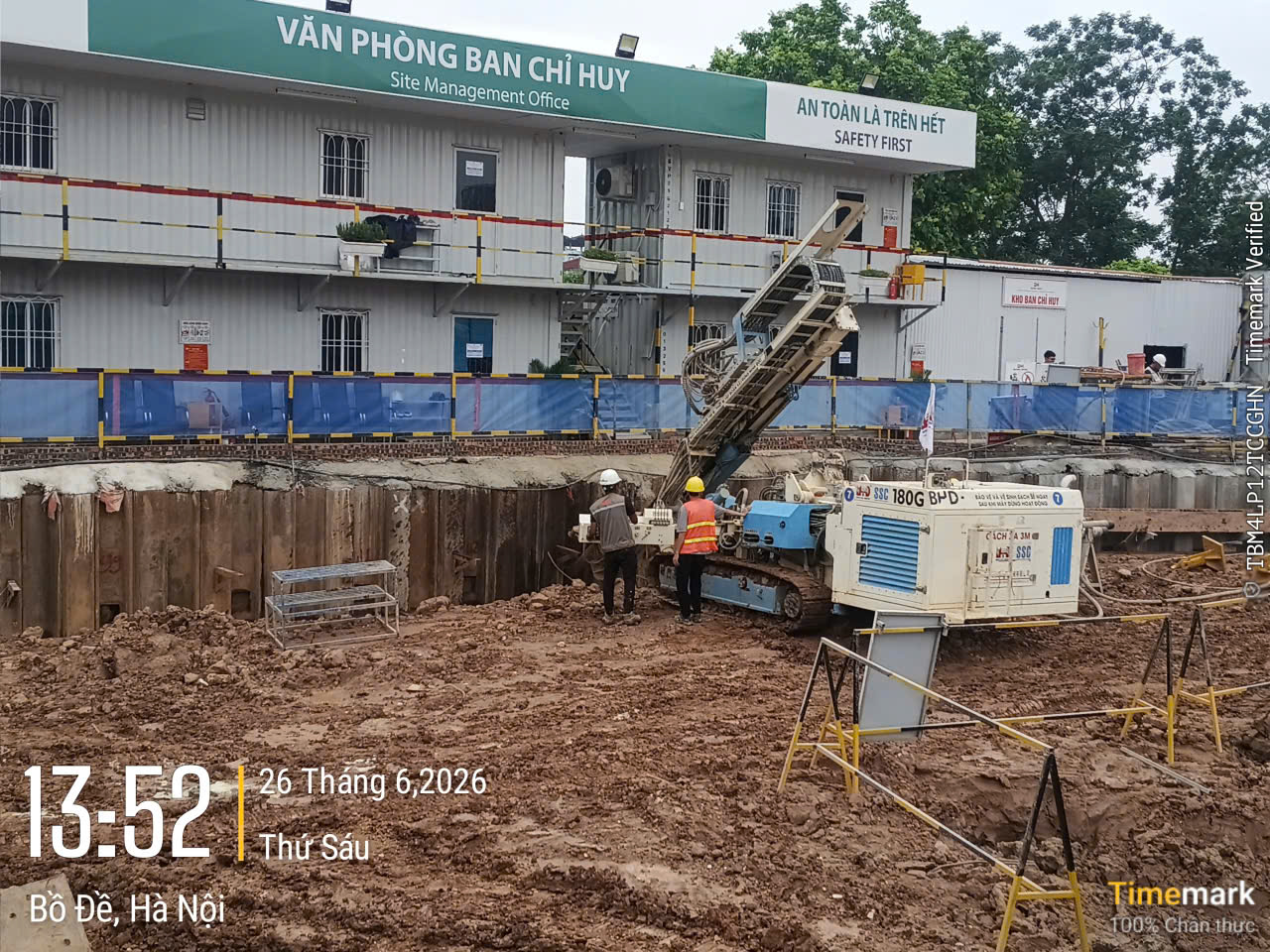 Toàn cảnh máy khoan SSC hoạt động phía trước khu vực nhà ban chỉ huy công trường