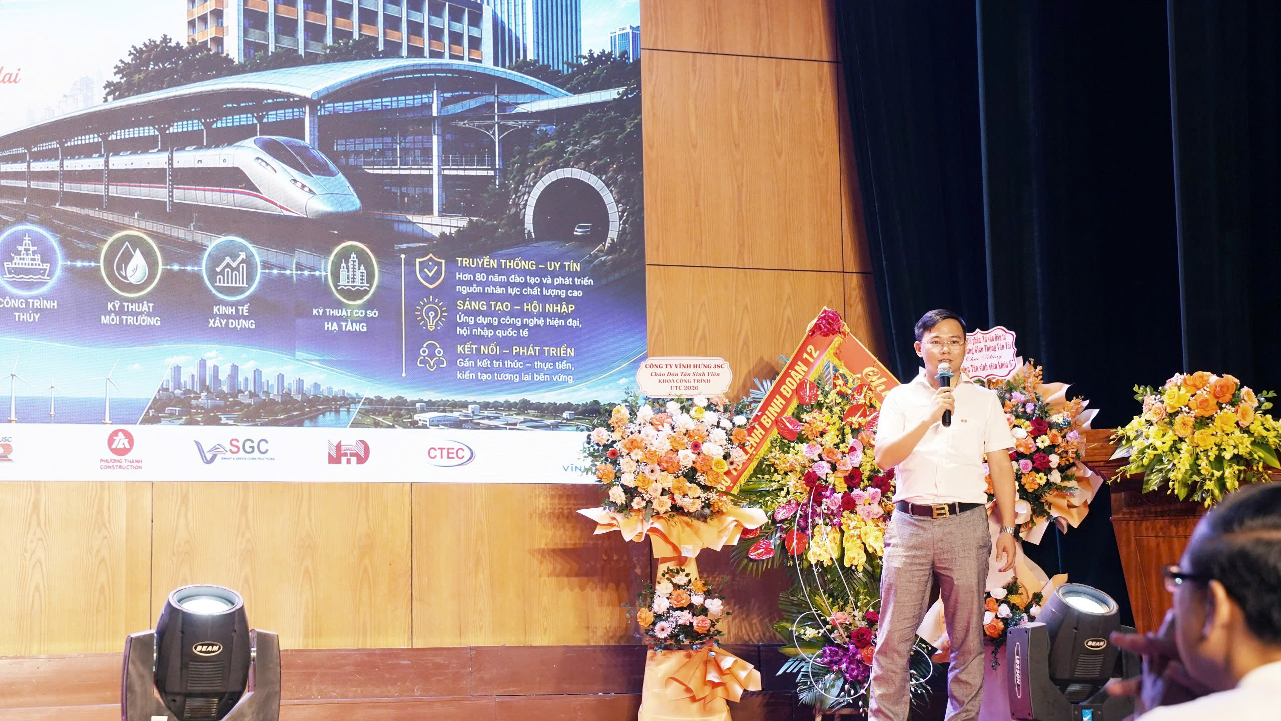 Đại diện Minh Đức Group chia sẻ tại hội trường chào đón tân sinh viên