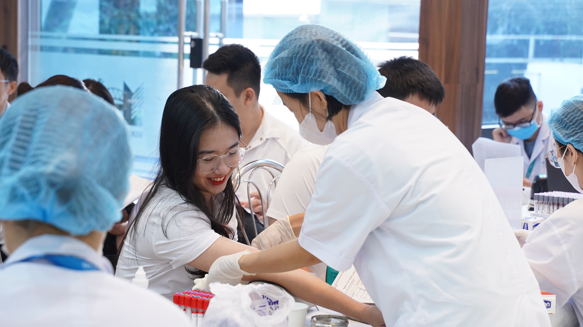 Nhân viên y tế thực hiện lấy mẫu xét nghiệm máu cho CBNV Minh Đức Group