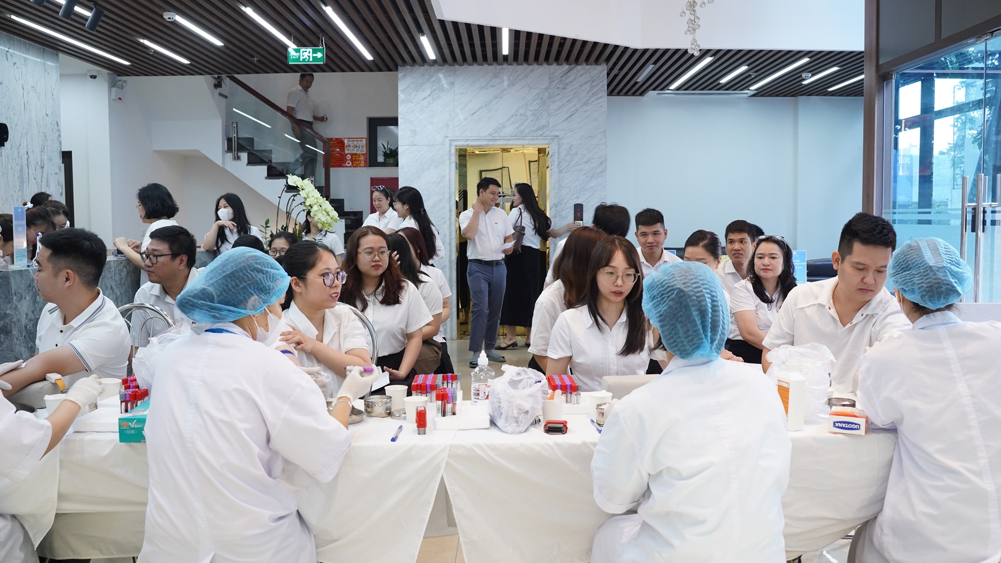 Nhân viên y tế thực hiện lấy mẫu xét nghiệm máu cho CBNV Minh Đức Group