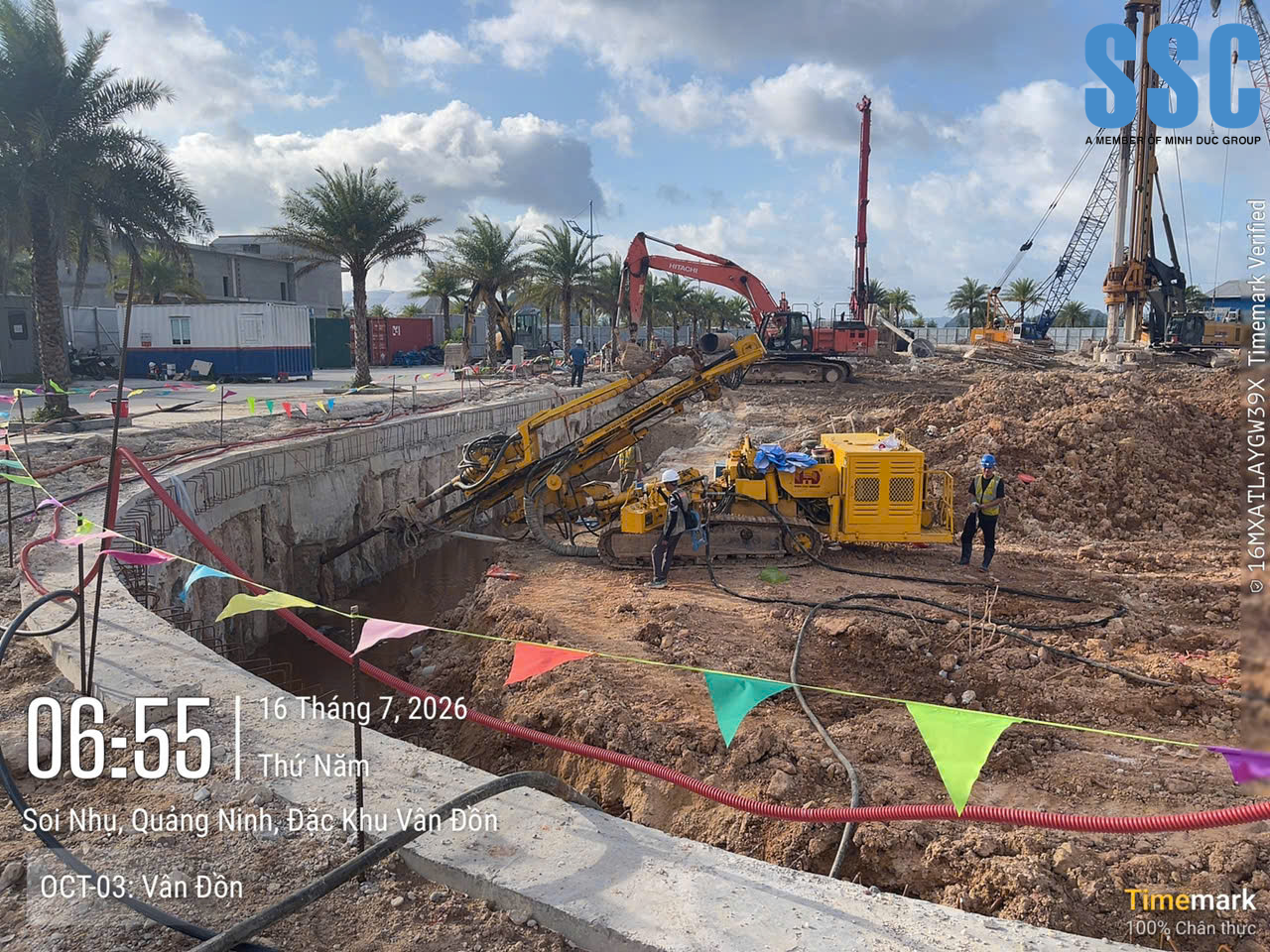 Kỹ sư SSC Việt Nam vận hành máy khoan tạo lỗ thi công neo đất dự ứng lực trên vách hố móng sâu