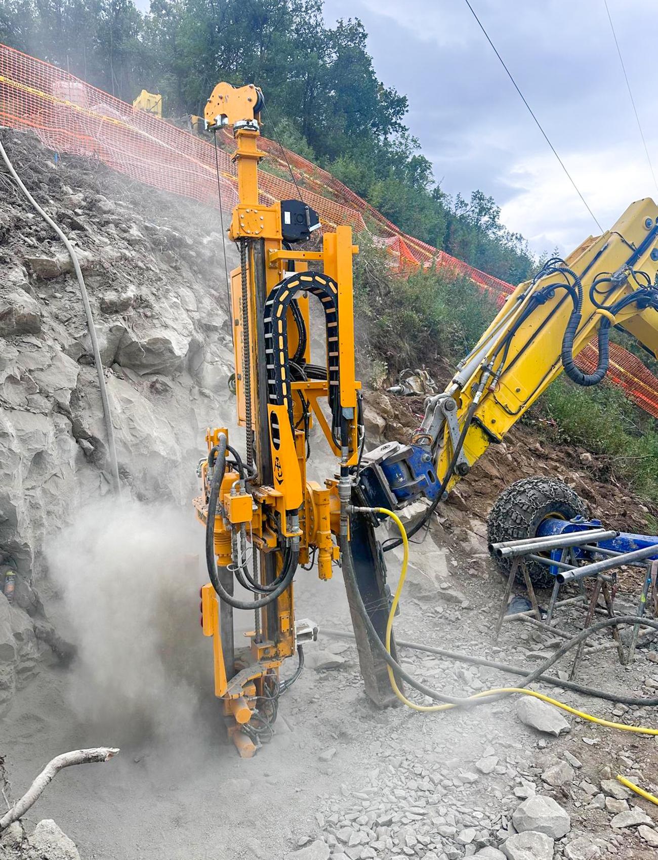 Thi công khoan neo đất trong địa tầng đá cứng yêu cầu thiết bị khoan công suất lớn và biện pháp kiểm soát lỗ khoan phù hợp