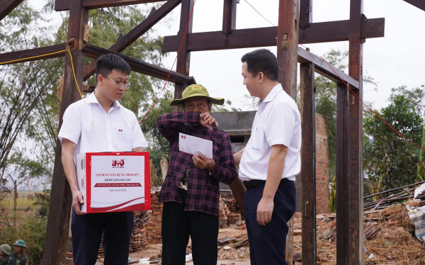 tap-doan-xay-dung-minh-duc-cuu-tro-dong-bao-tai-vung-ron-lu