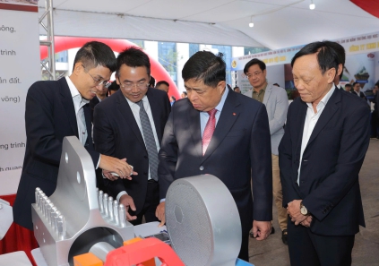 pho-thu-tuong-tham-quan-gian-hang